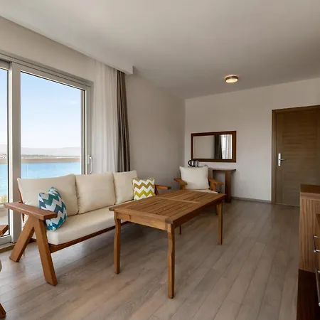 Отель La Quinta By Wyndham Cesme