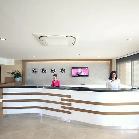 Отель La Quinta By Wyndham Cesme
